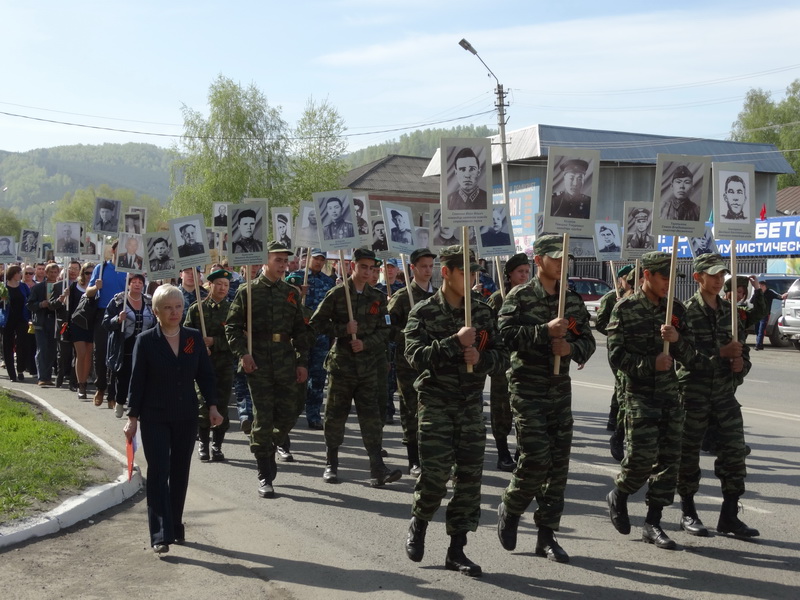 Сегодня по улицам Горно-Алтайска прошел "Бессмертный полк"