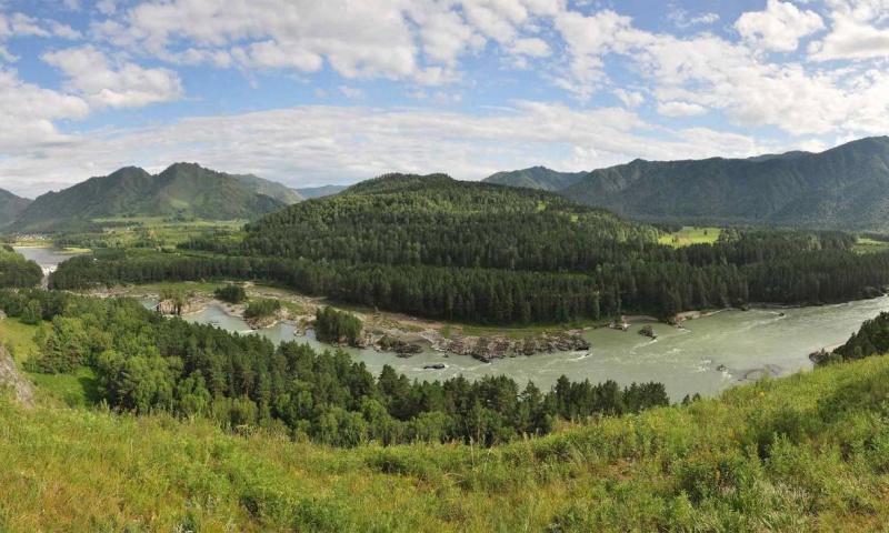 Вид на Катунь, гору Верблюд и Чемальскую ГЭС