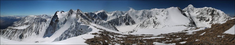 Пик Актру (справа) с вершины Юбилейная